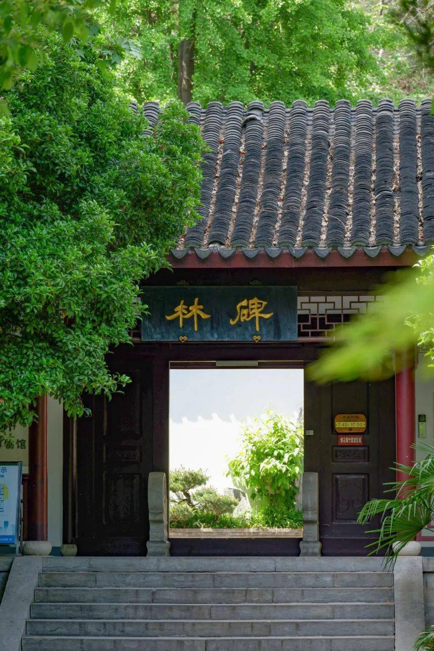 经过定慧寺的香火,路过庄严的江苏佛学院焦山学院,钻进一个拱形石门