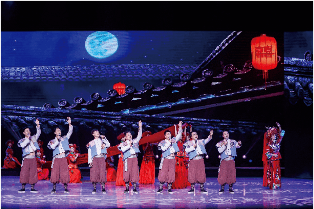 演唱原创歌曲《四季》既能身着民族服饰演绎原生态民歌,山歌号子,也能