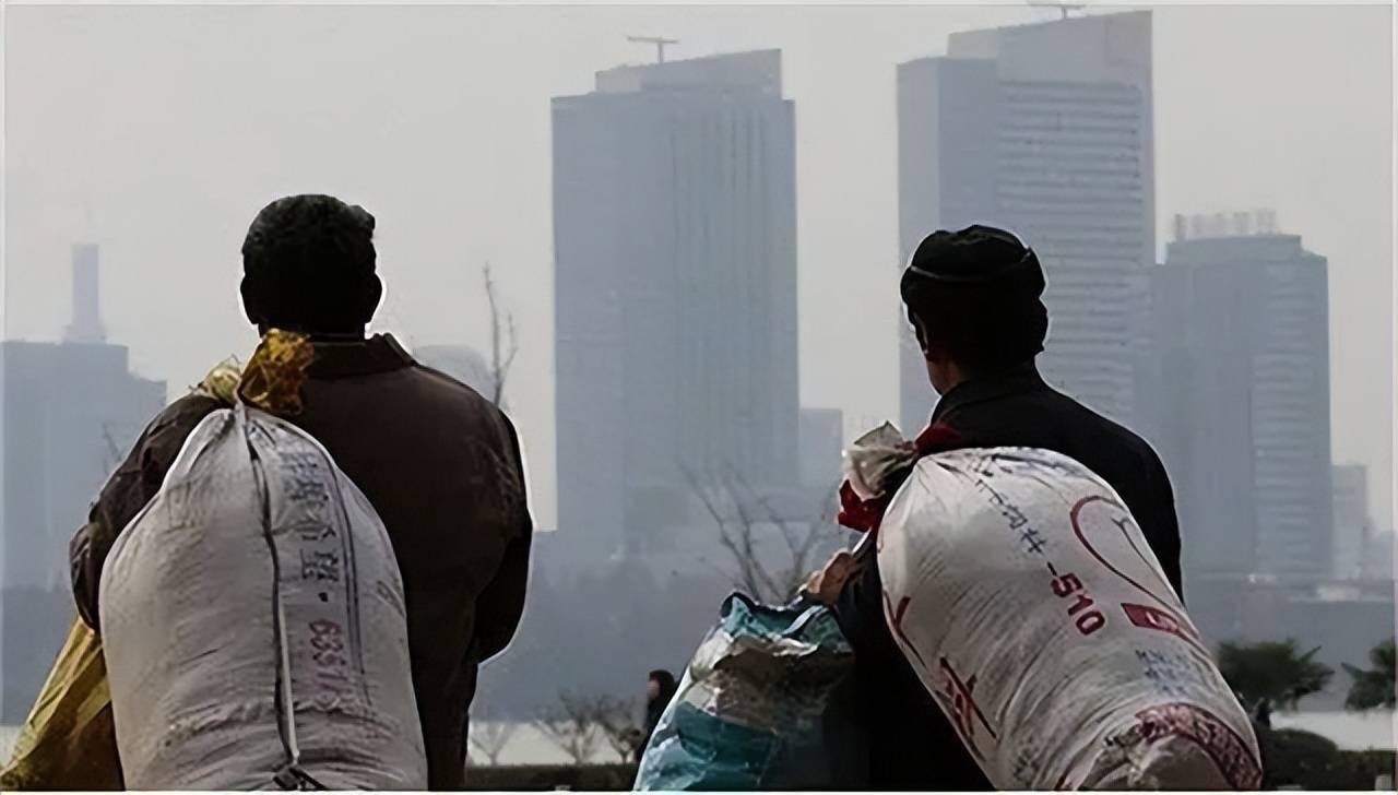 在现今的社会环境下,农村进城的打工人慢慢成为了城市里的新市民,城市