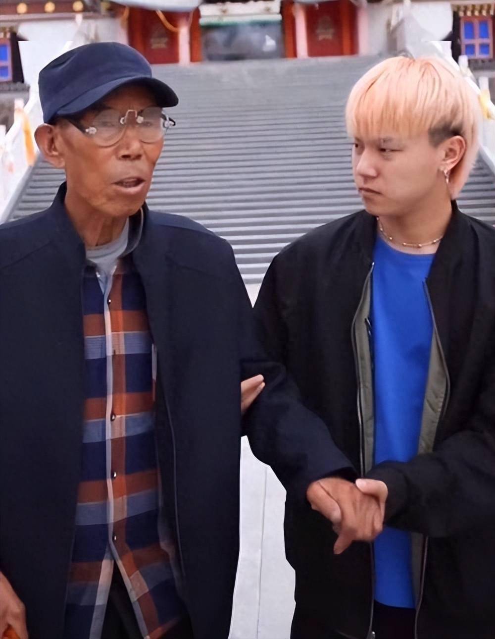 "成功变形计"王晨正:为爷爷花几十万盖房,在其去世时千里奔丧_手机