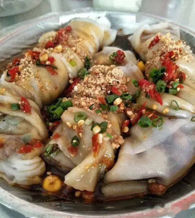 晓梁 摄广西南宁卷筒粉其做法是用磨成的米浆放进托盘摊成一张薄皮