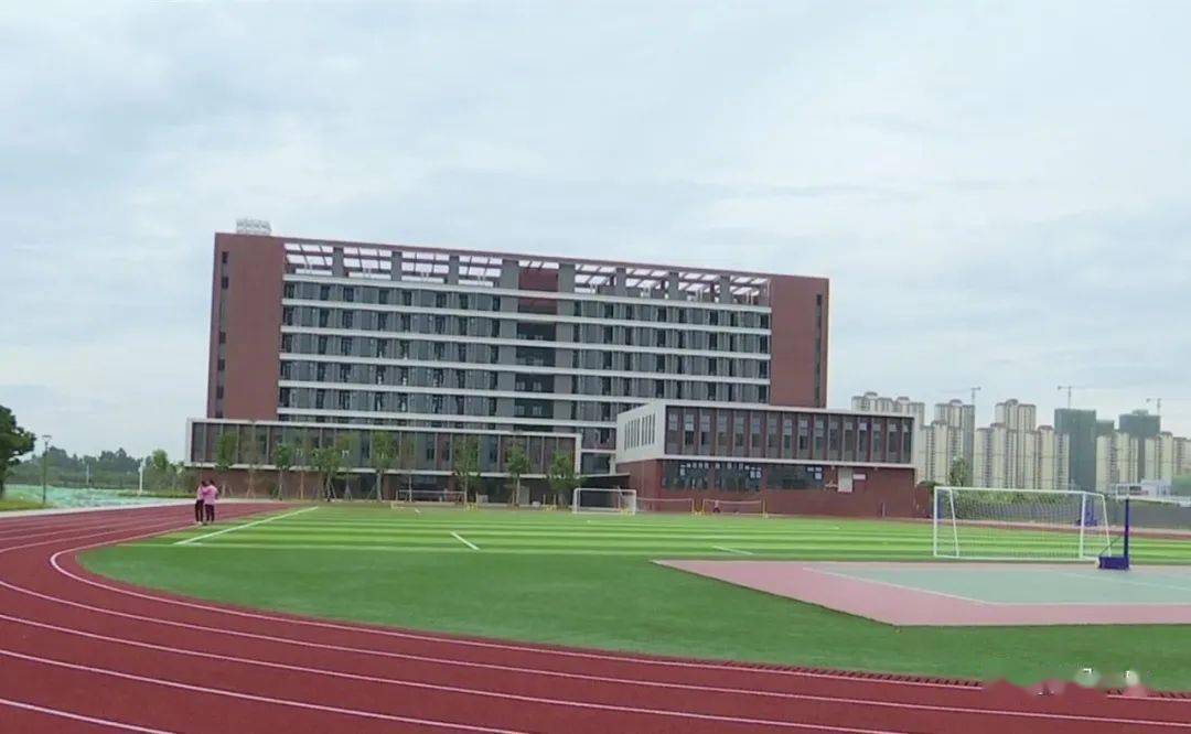 副市长罗毅带队到市第二实验中学,揭阳一中等,察看教室,宿舍,学生食堂