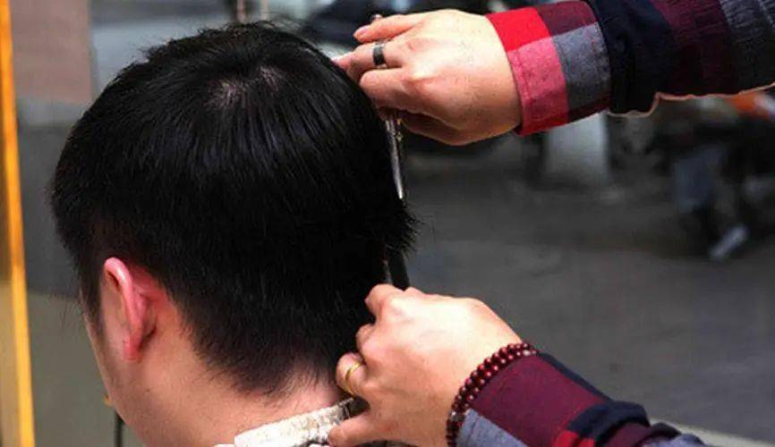 吕梁一学校强制学生当众剪头发,不然就处分!官方回复