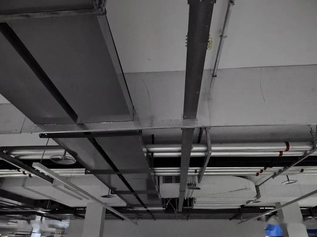 通透明亮车位上管线靠近车尾布置管线排布不影响车道净高管线交叉排布