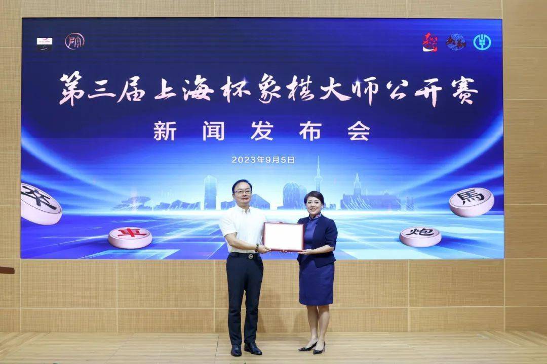 中国象棋协会顾问,象棋特级大师胡荣华共同为业余组优胜者代表万先武