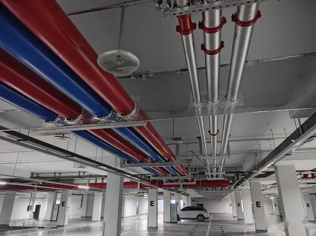 通透明亮车位上管线靠近车尾布置管线排布不影响车道净高管线交叉排布