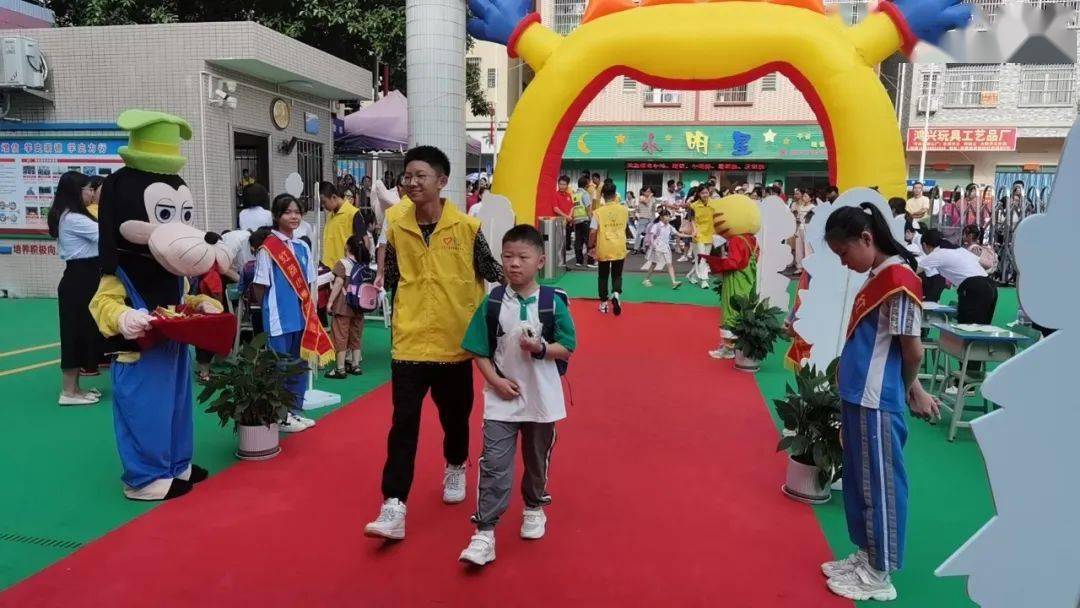 红荔小学家长志愿者协助学校开展一年级新生见面会活动_服务_校园