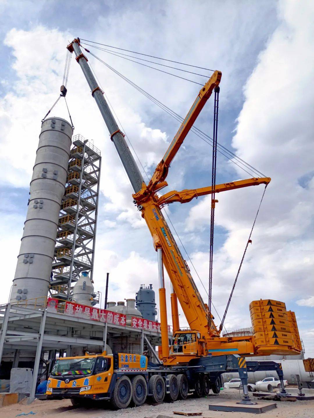 1200吨全地面起重机轻松应对3台甲醛吸收塔吊装任务!_运输_项目_直径