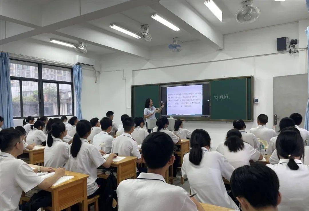 "各位老师,各位同学,大家好,我是汕头十二中学1981届的校友,今天非常