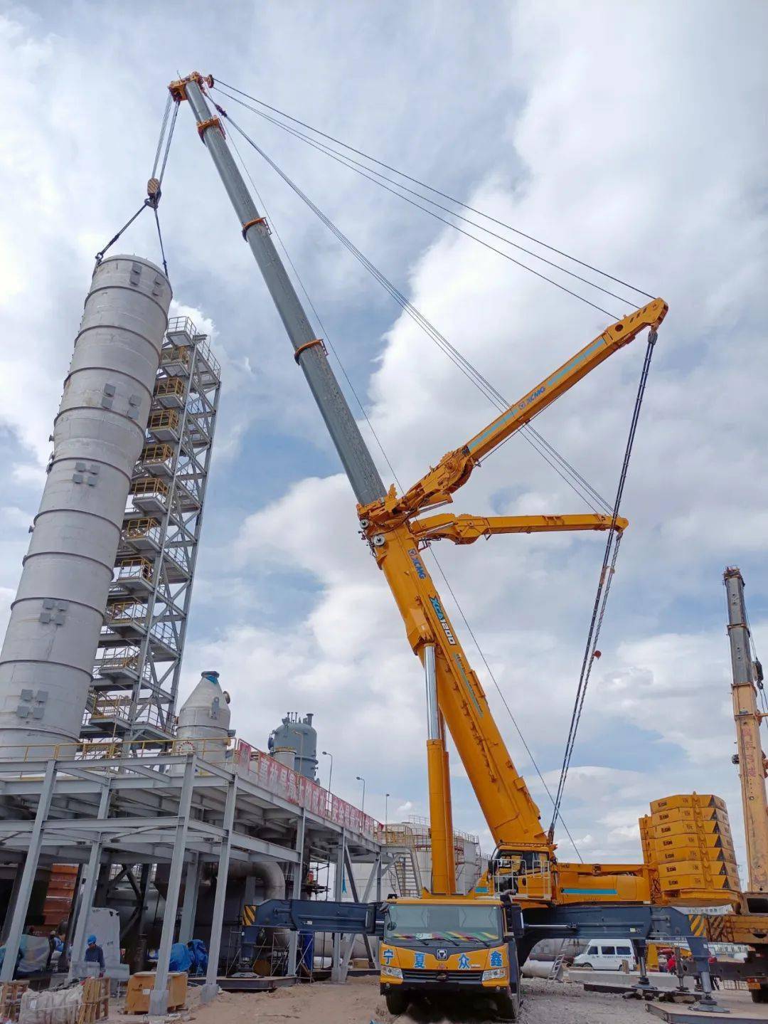 1200吨全地面起重机轻松应对3台甲醛吸收塔吊装任务!_运输_项目_直径