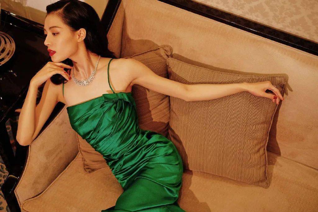 别看钟楚曦将近一米七的身高,却不到一百斤,她可不是骨瘦如柴的类型