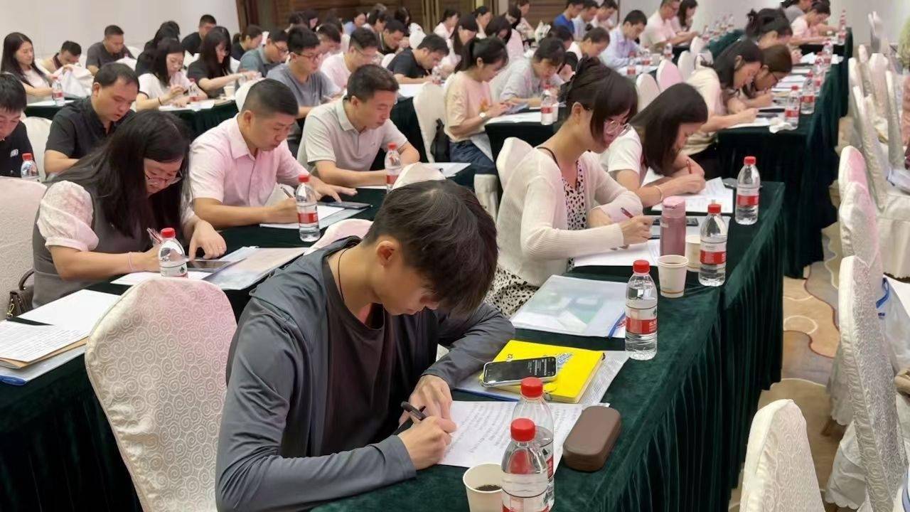 教授进行专题授课,授课老师包括中国社会工作教育协会副会长王婴教授
