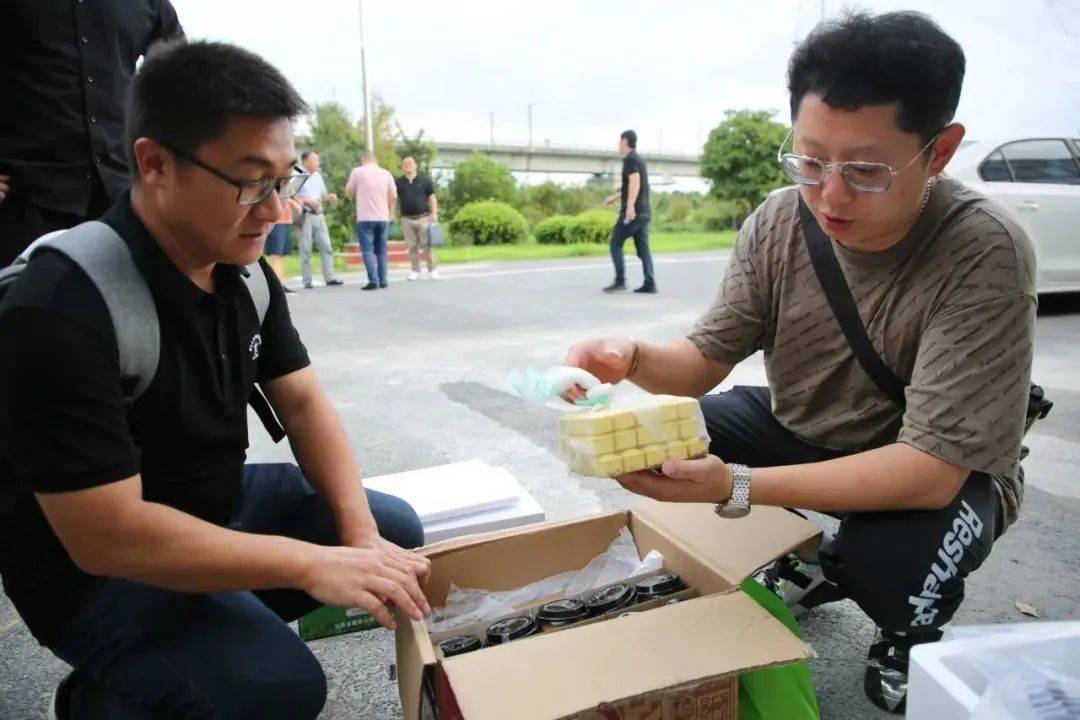 今年5月,即将结束援滇行程回到上海的胡旭峰,在宁洱县挂职副县长龚亮