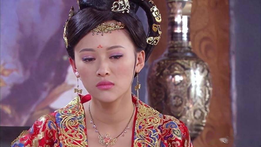 李裹儿在少年时期就与武则天的侄子武三思之子武崇训私通,后来李裹儿