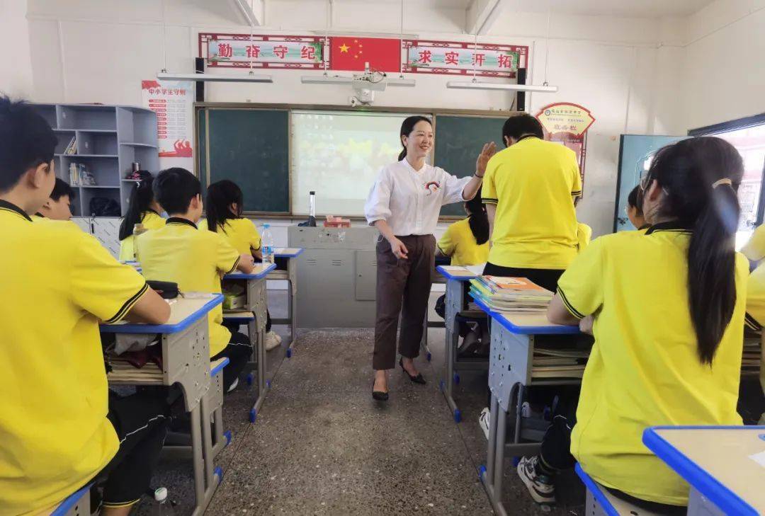 简介:宋湘琴,女,中共党员,中小学高级教师,通山县实验初级中学校长.