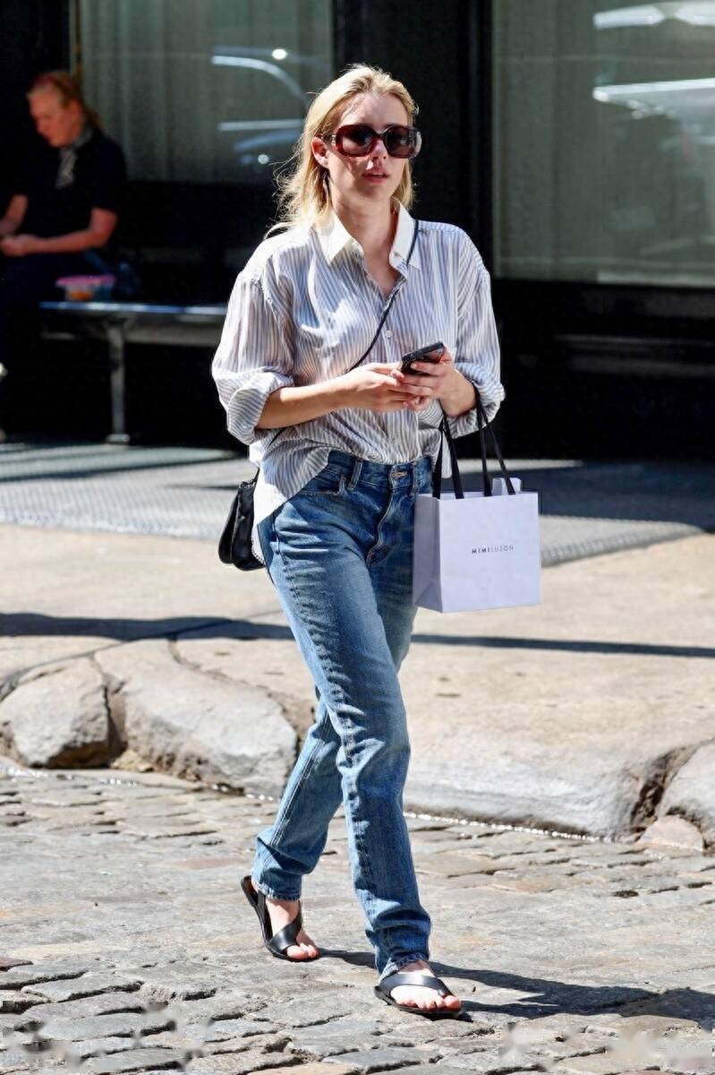 艾玛-罗伯茨街拍,条纹衬衫配蓝色牛仔裤 人字拖,演绎低调简单_经典