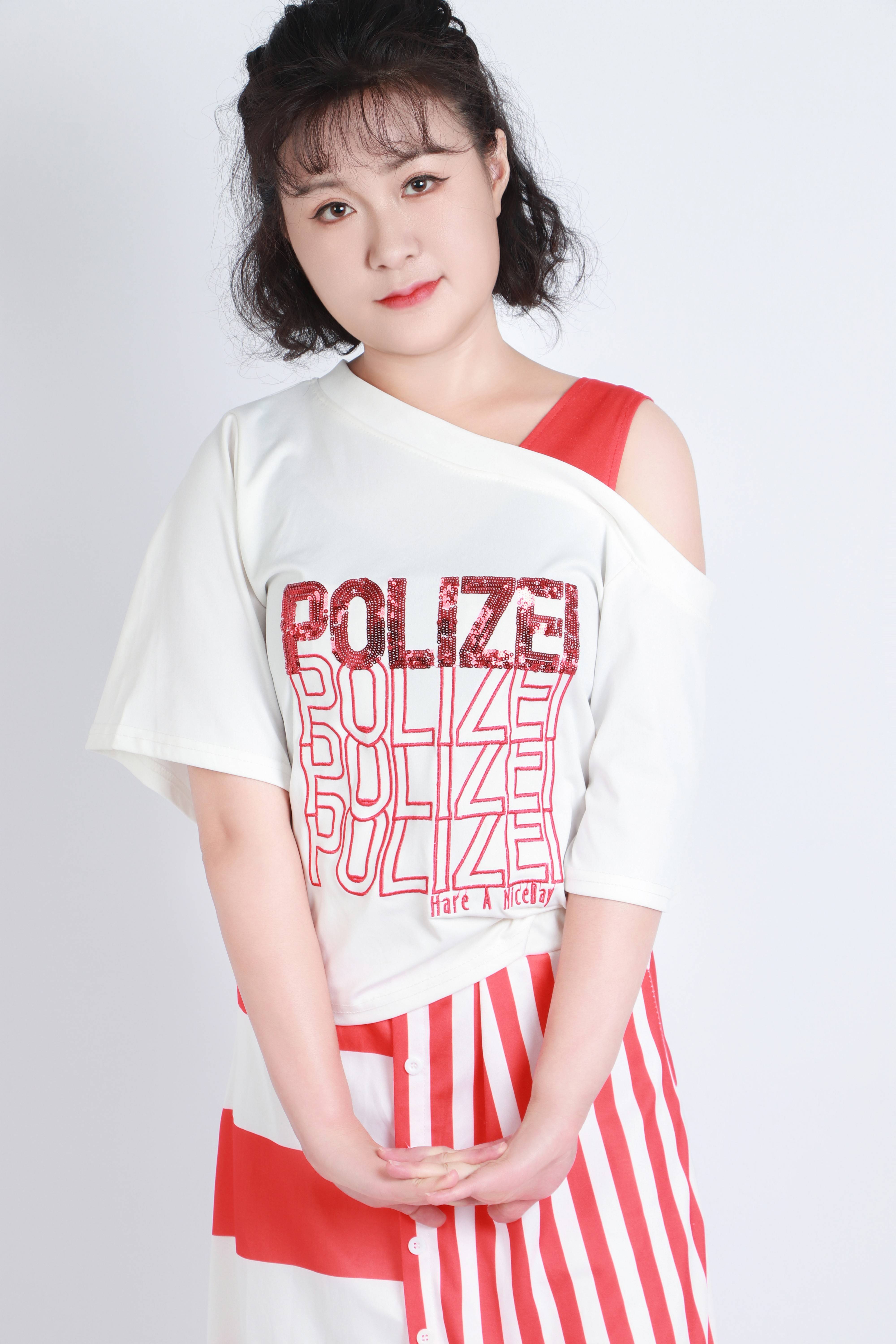 优雅典范妮妮用她的优雅和高贵气质展现了女性的魅力