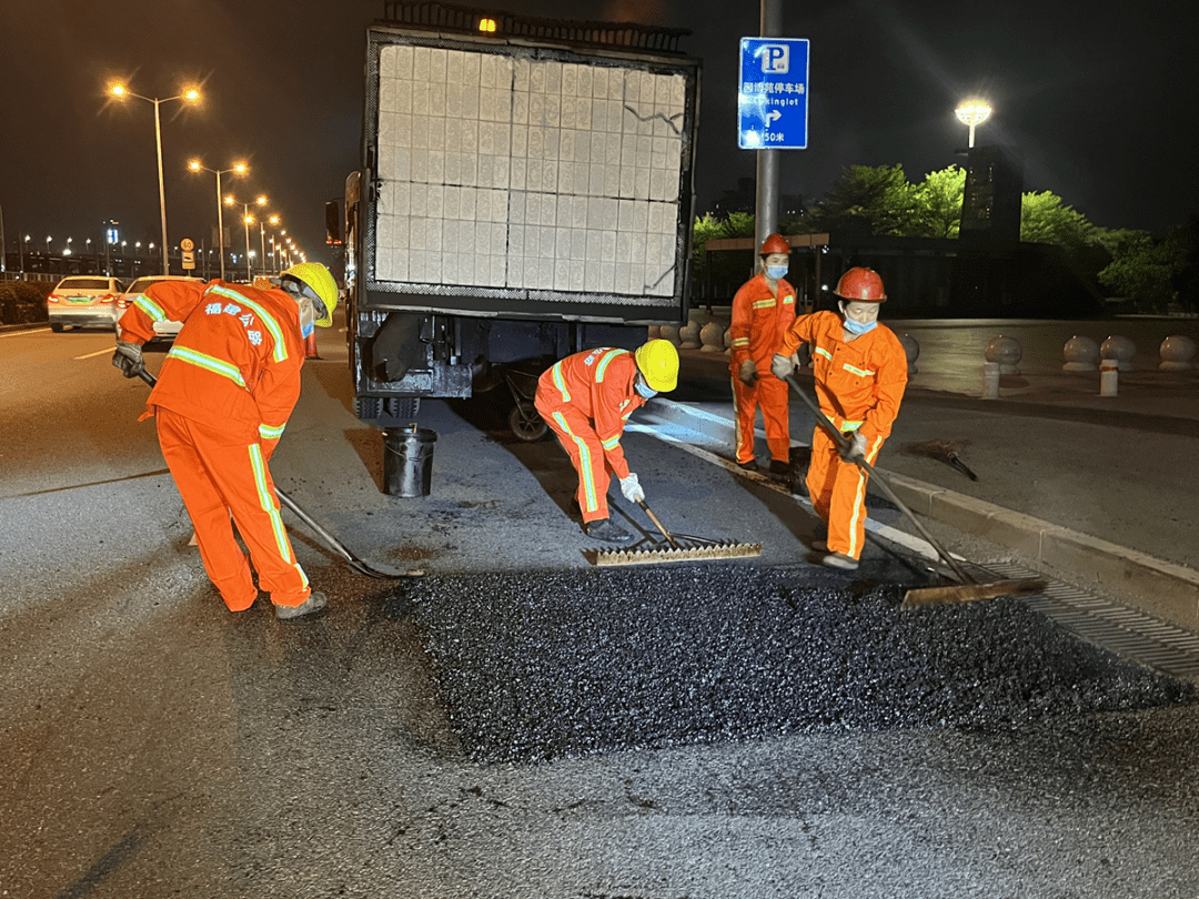 公路部门及时组织沥青路面修复