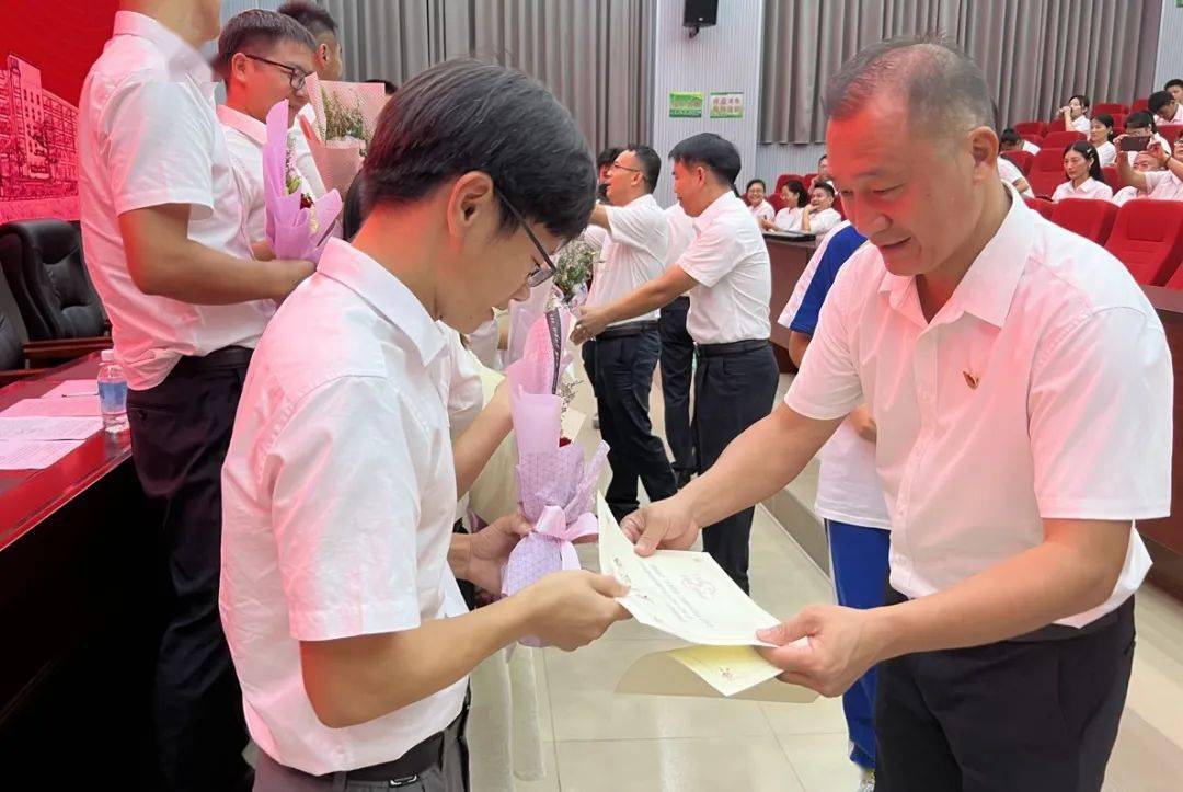 躬耕教坛初心在强国有我远志存 ——封开县广信中学2023年教师节表彰