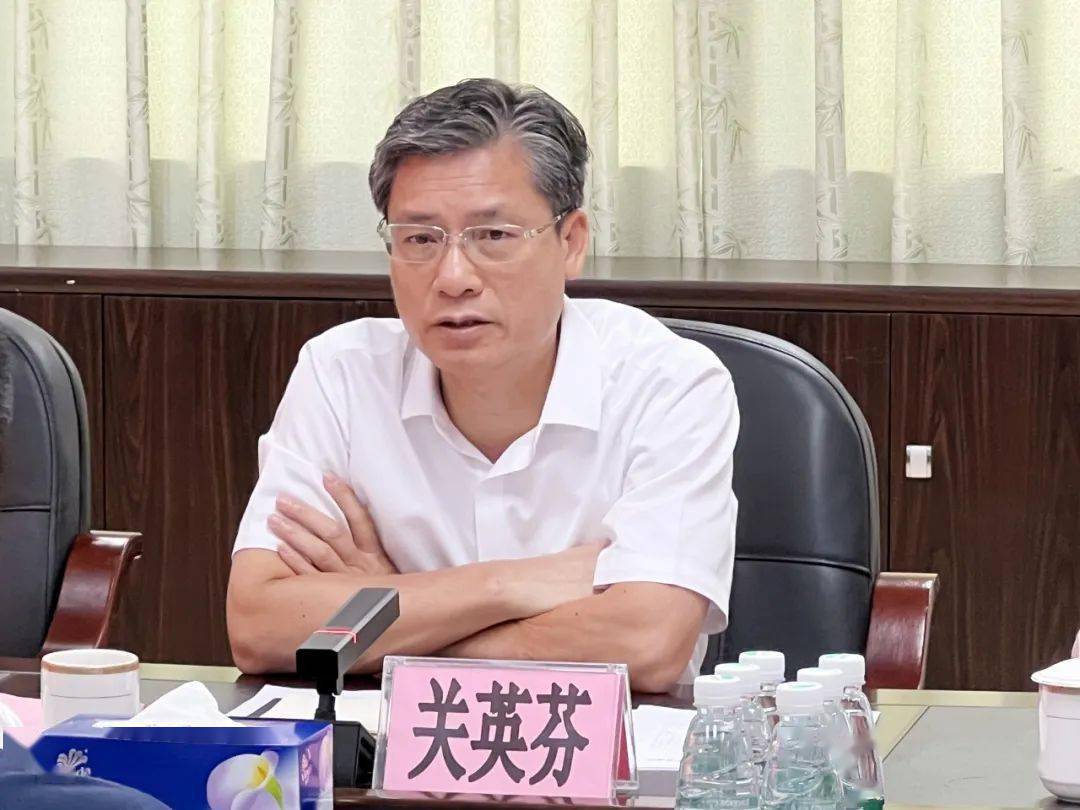 市人力资源和社会保障局党组书记,局长关英芬同志一行到我校开展教师