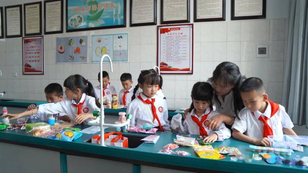 在凤山小学的教室里,一堂数学课正在进行着,在李秀梅老师的教导下