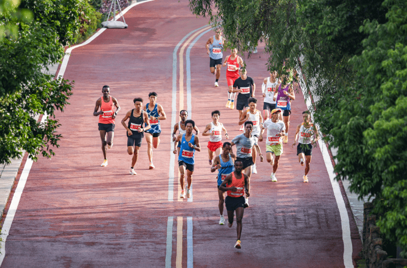 夺得2023万峰林半程马拉松女子组冠军的是埃塞俄比亚选手阿雷古·沃可