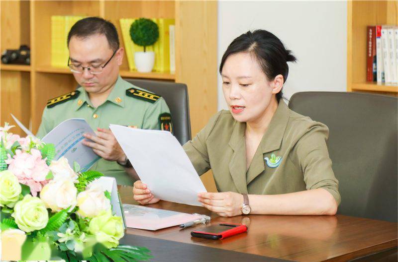 名园长工作室主持人杨燕园长作工作室简介.方争辉 摄集体合影.