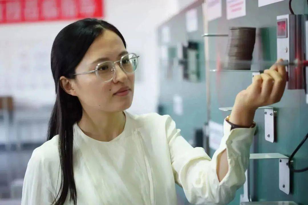 基础课部张双双作为学校师资队伍中的优秀代表,他们为人师表,爱岗敬业