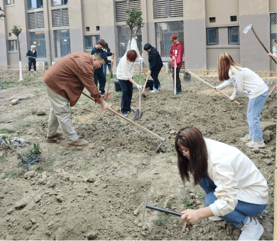 刘玉美2022级网络与新媒体(本)2班于航老师与02我记得是学校举行田径