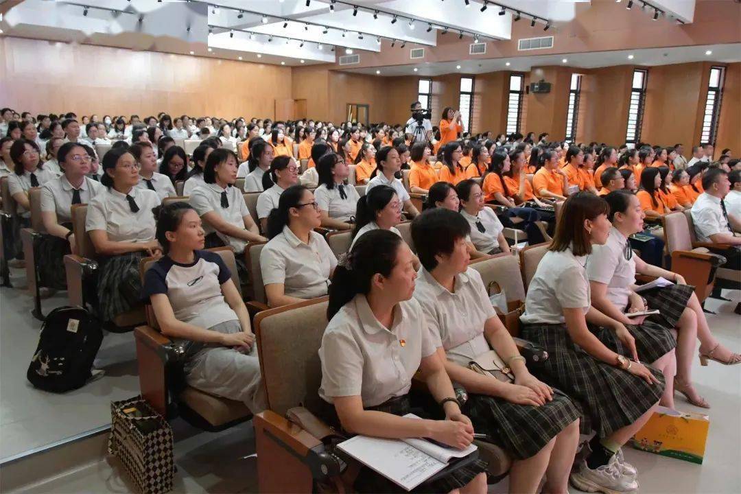 音乐组李晨静老师,数学组杨君老师作为新生代的代表分享成长故事,见证