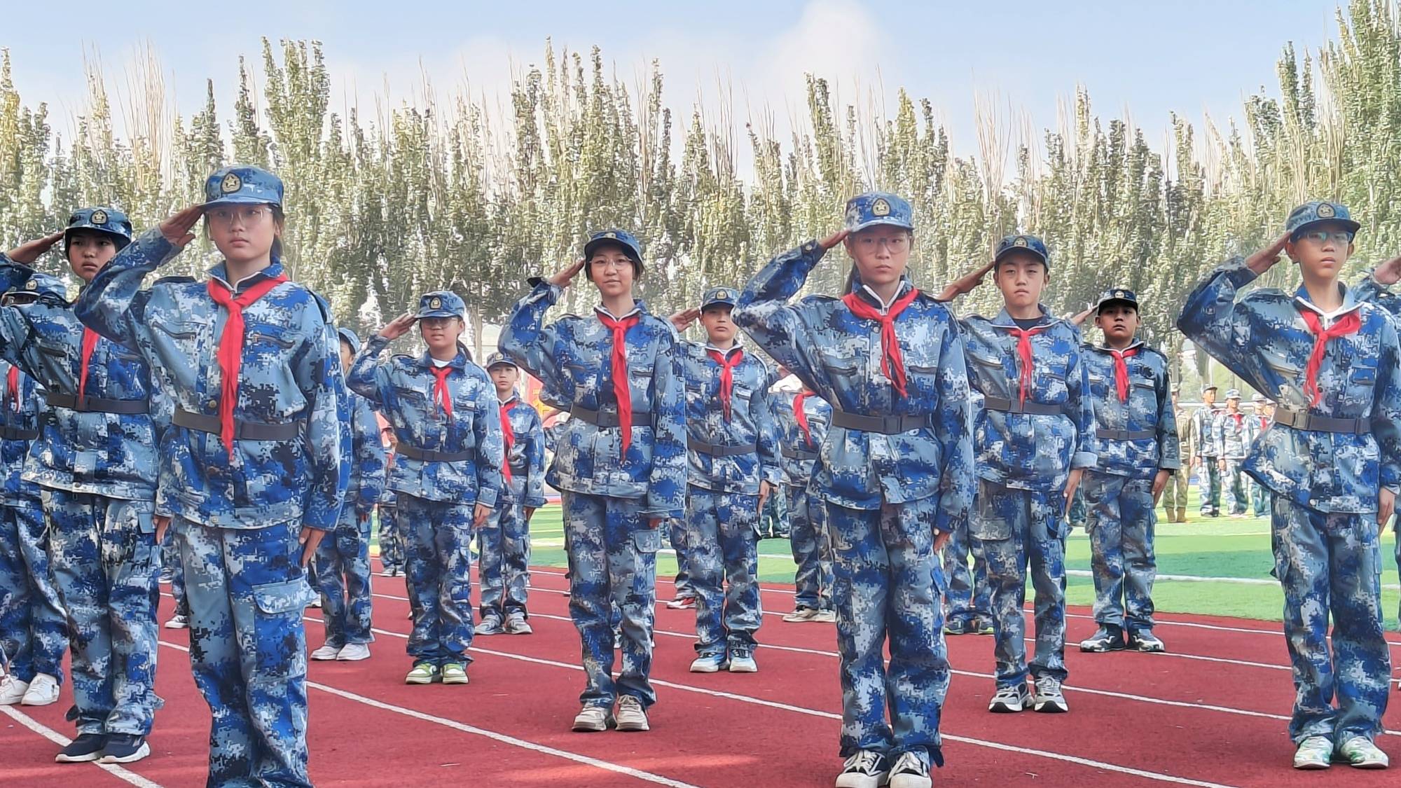 西宁市西关街小学开展国防教育实践活动_生活_军营_朱东