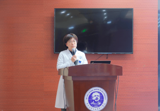 (小儿消化科王丽波主任进行宣讲)小儿消化科主任王丽波着重介绍了消化