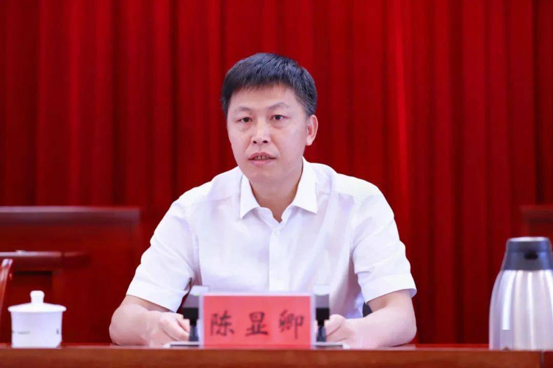 陈显卿代表市四套班子向全市广大教师和教育工作者致以节日的问候,向