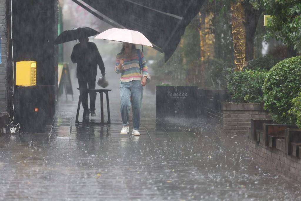 户县大雨图片