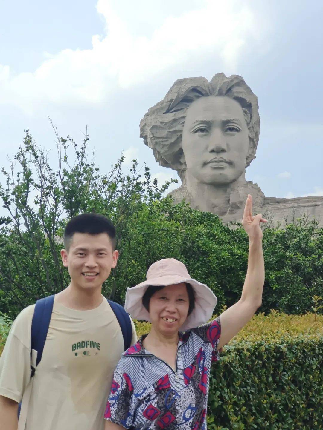 "背着母亲去当兵"的他,用行动诠释"忠孝两全"_张佳俊_叶亚双_父亲