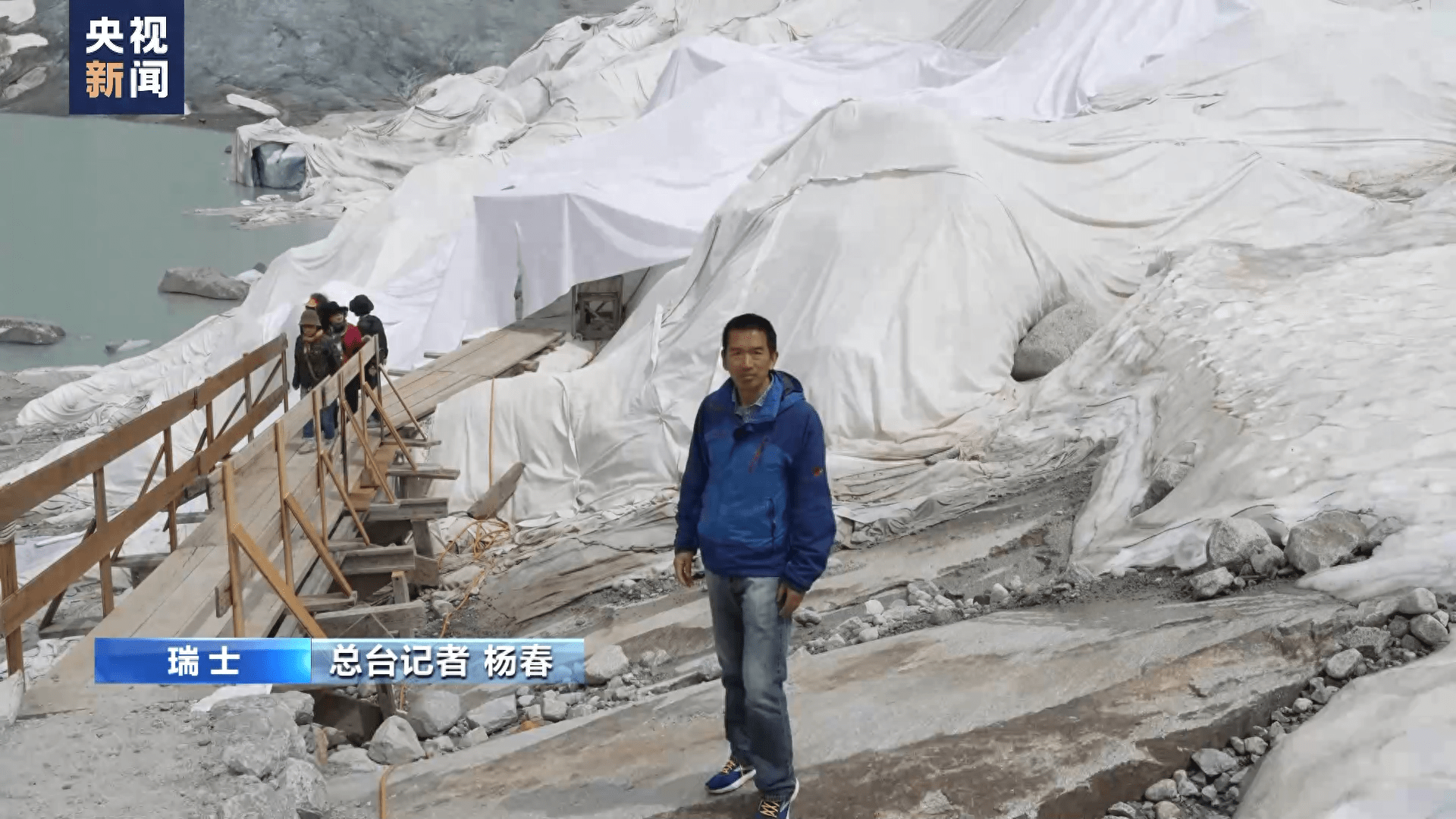 总台记者 杨春:曾经是欧洲大陆最大的冰川罗纳冰川,就在酒店旁边的