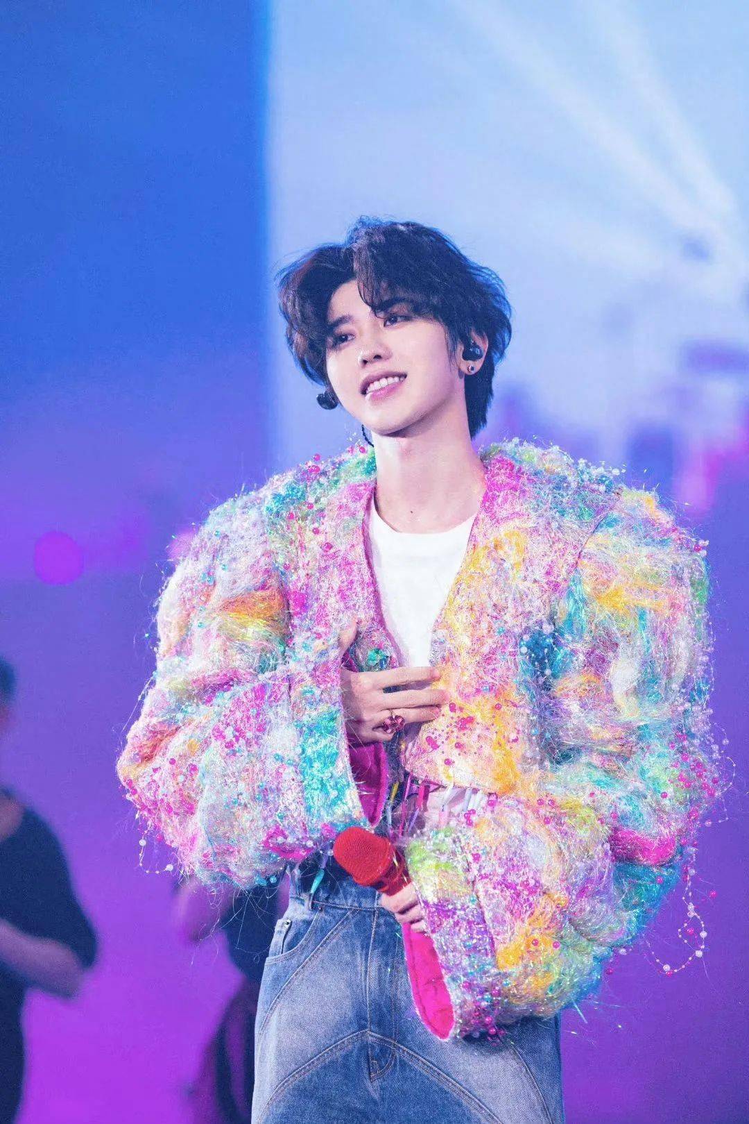 网友韩国街头偶遇蔡徐坤,头发变长身形消瘦,演唱会如期举行_的发展