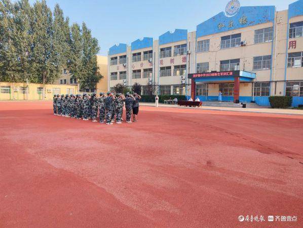 张炉集中学校长郭喜来带领中层领导干部和全体教职员工共同参加,所有