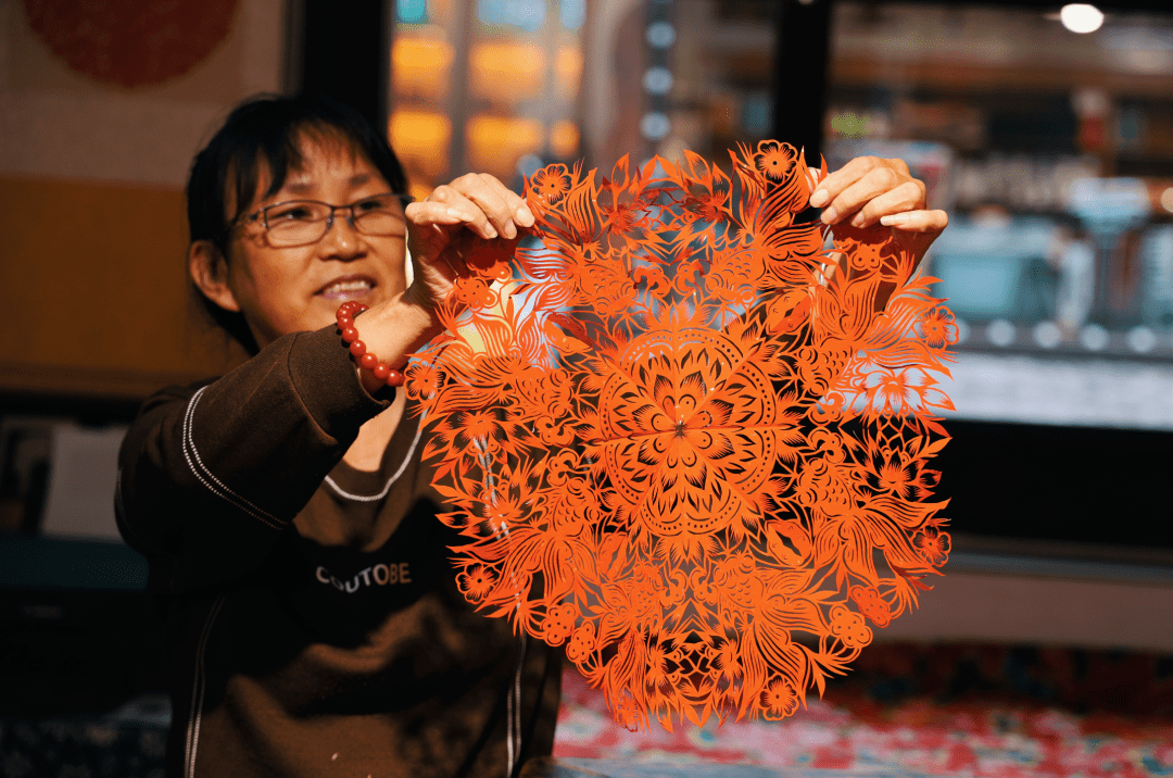 王翠玲5岁就随姥姥,母亲学习剪纸艺术,自此便与剪纸结下了不解情缘