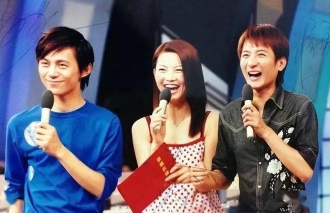 在他们眼中,李湘的主持不仅青春活泼,且大胆自然,与每一个搭档都配合