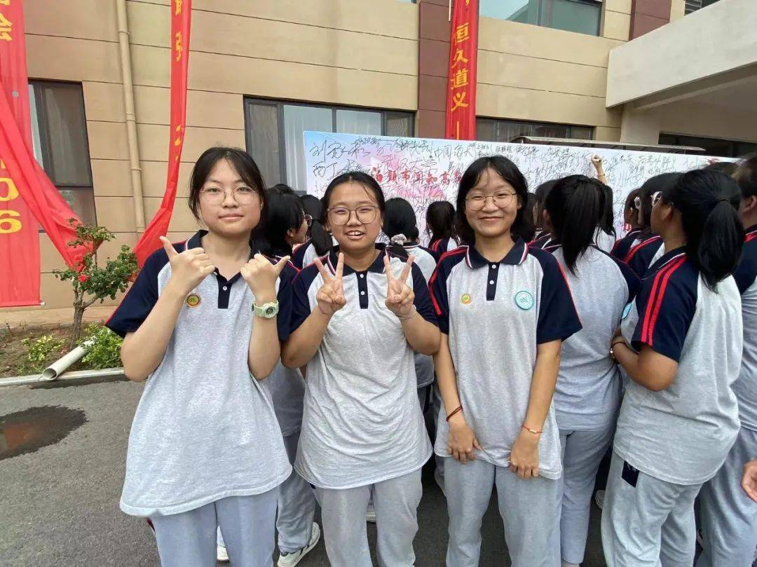 泊头市闻知高级中学举行高三学子成人礼活动_家长_祝福_梦想