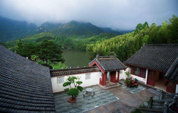 从武汉出发,自驾两个半小时"挖"到宝藏民宿_天池_避暑_黄柏山
