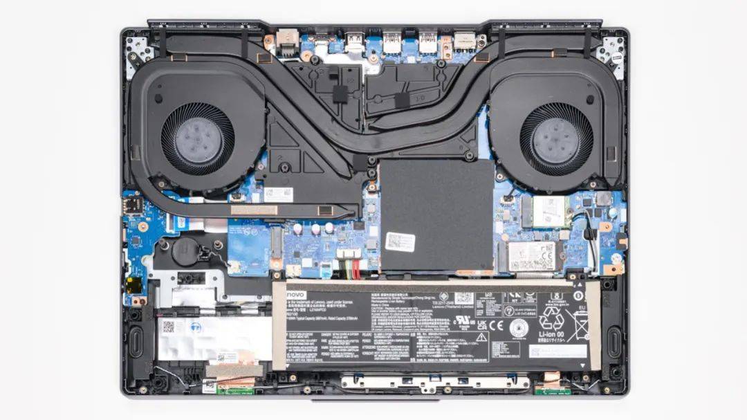 r7000的拆机实拍图,4热管双风扇的组合,散热采用的是2022款r7000p的