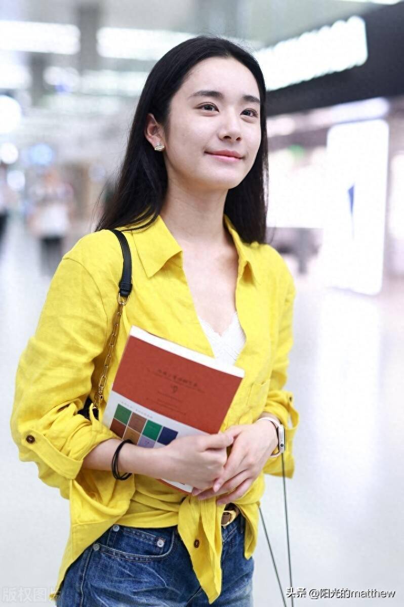 范诗然现身上海机场,穿黄色衬衫明媚阳光