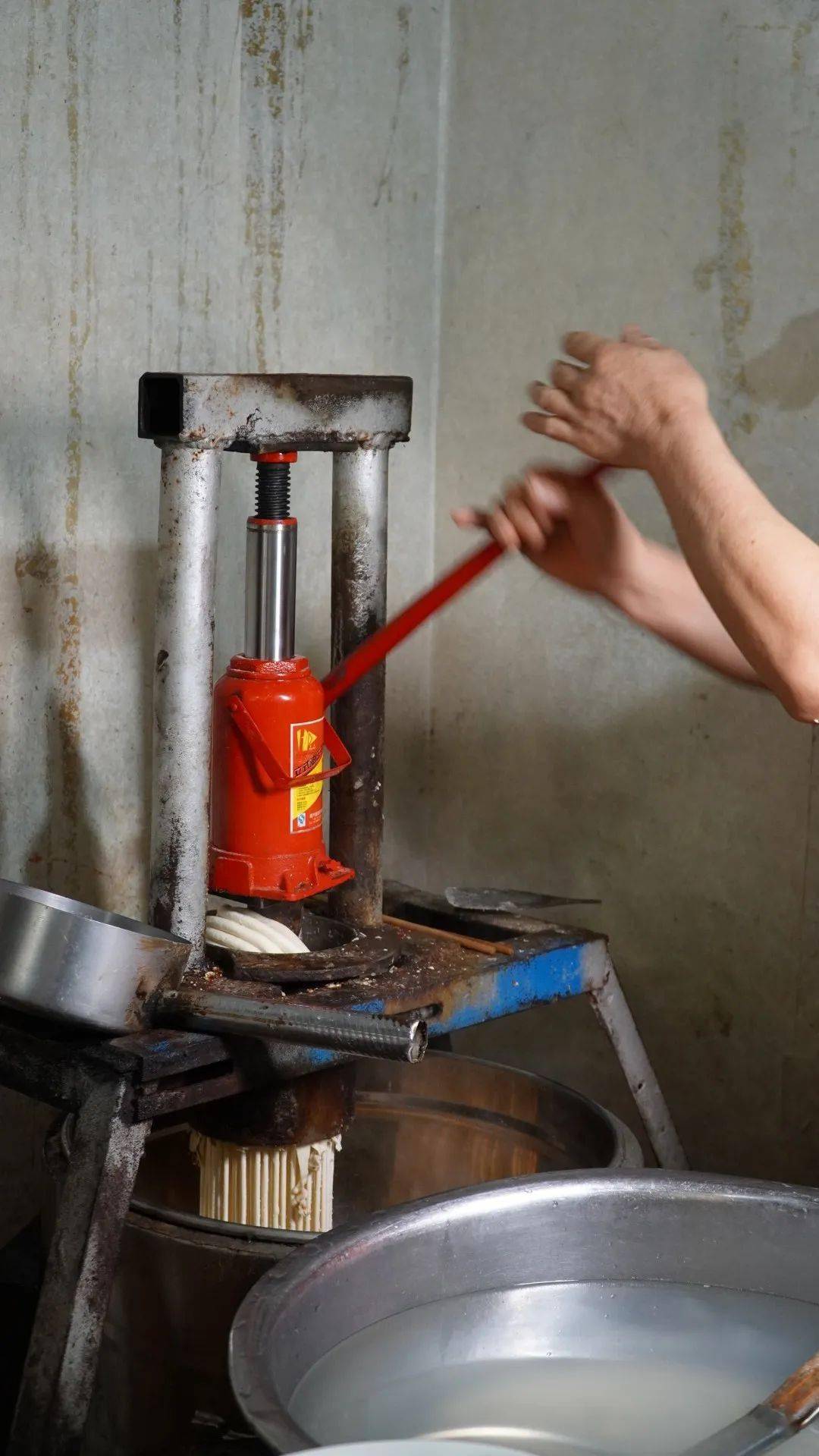 印象里上小学时去格拉条店吃饭还见过这种手工压面的机器,不知道从