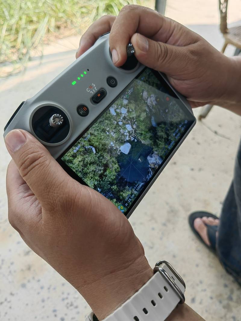 郑子愚摄卢寅兴(左起),桑田,张安如通过无人机拍摄到的山体,进行分析.