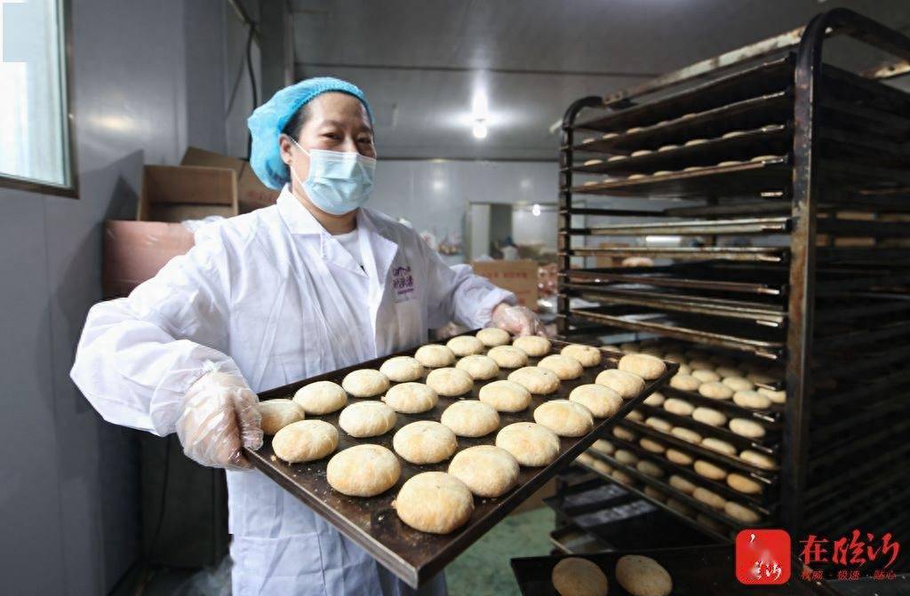 在沂水县沂城街道一家食品生产企业,工人正在车间内生产月饼