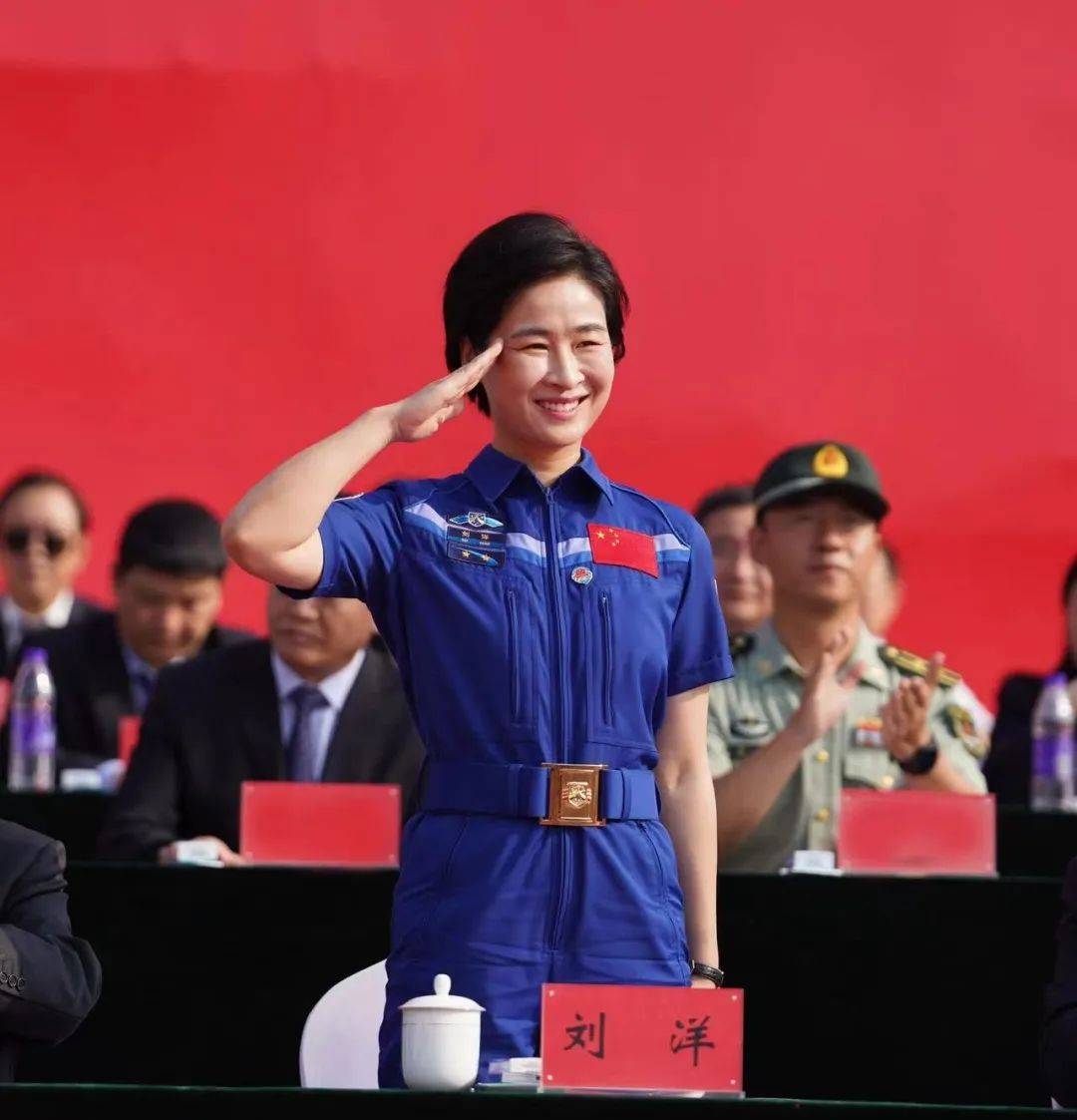 中国首位女航天员刘洋现身郑州大学开学典礼
