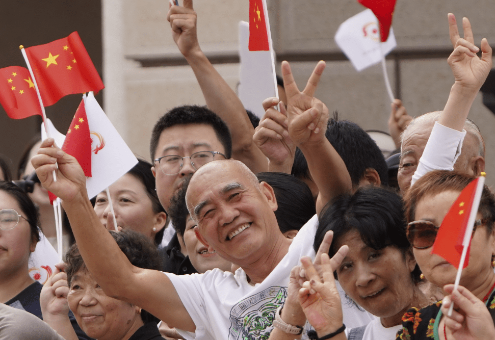 许多市民来到现场观看,拍摄,纷纷为奔跑中的火炬手摇旗呐喊,加油助威
