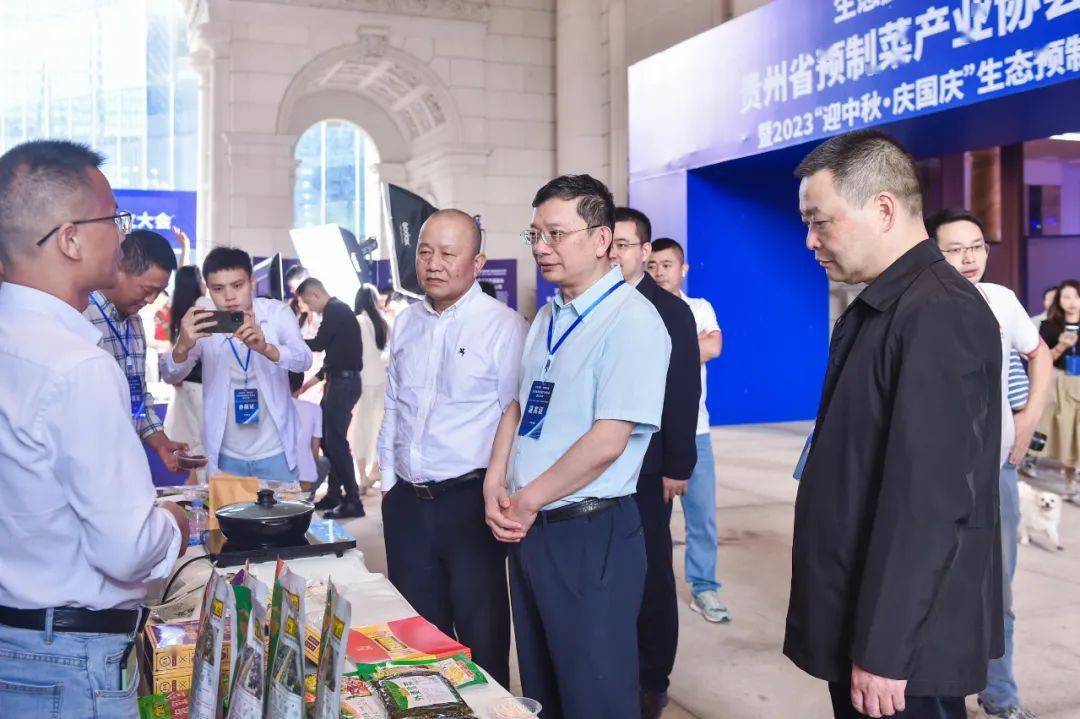 活动前,马雷,杨健,令狐绍辉巡视了生态预制菜展馆,了解企业参展情况